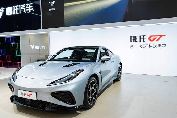 佛山207哪吒汽车在智能汽车领域的表现，领途汽车在新能源汽车市场中的影响力